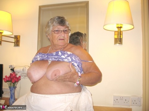 Fat British nan Grandma Libby completely disrobes while in a hotel room | Фото 6