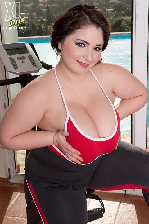 BBW Lavina Dream whips out her knockers while working out on gym equipment | Фото 4