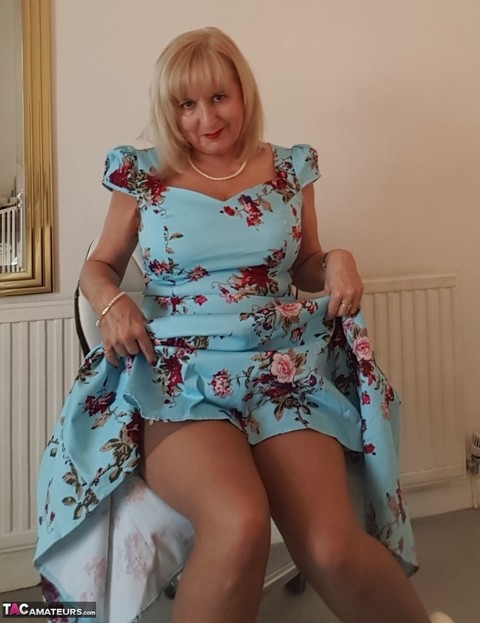 Classy mature Lorna Blu hiking dress to spread pussy lips & pinching nipples | Фото 2