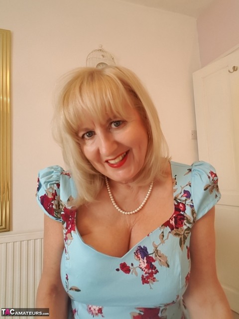 Classy mature Lorna Blu hiking dress to spread pussy lips & pinching nipples | Фото 6