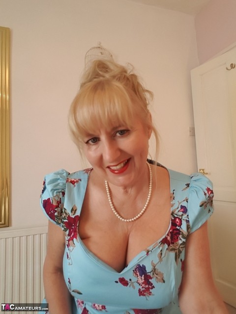 Classy mature Lorna Blu hiking dress to spread pussy lips & pinching nipples | Фото 7