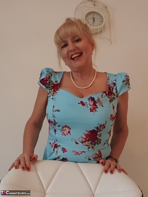 Classy mature Lorna Blu hiking dress to spread pussy lips & pinching nipples | Фото 8