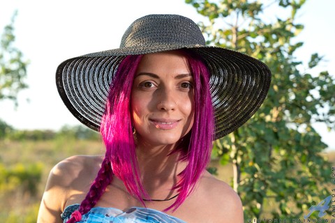 Amateur model Victoria Rainbow gets naked on a retaining wall in a sun hat | Фото 1