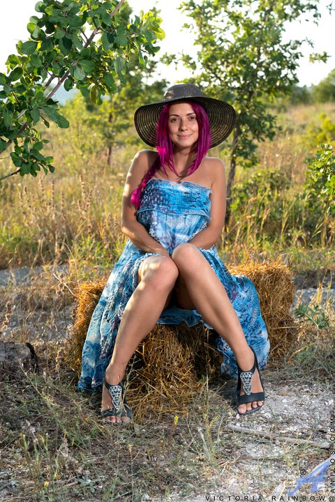 Amateur model Victoria Rainbow gets naked on a retaining wall in a sun hat | Фото 4