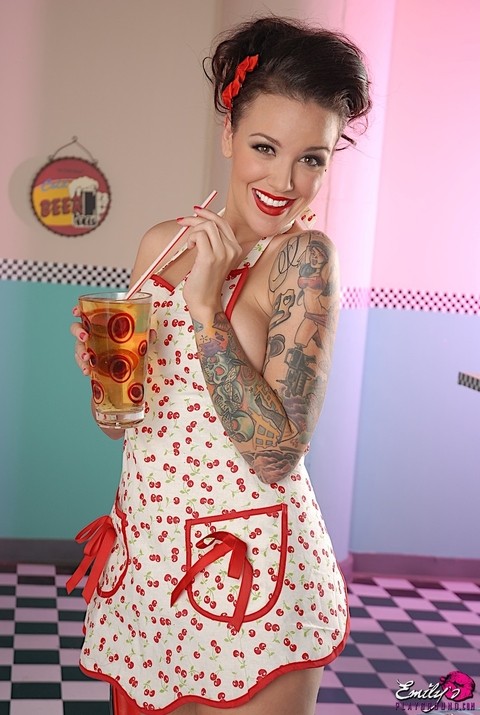 Tattooed waitress Emily Parker doffs an apron to pose totally nude in a diner | Фото 4