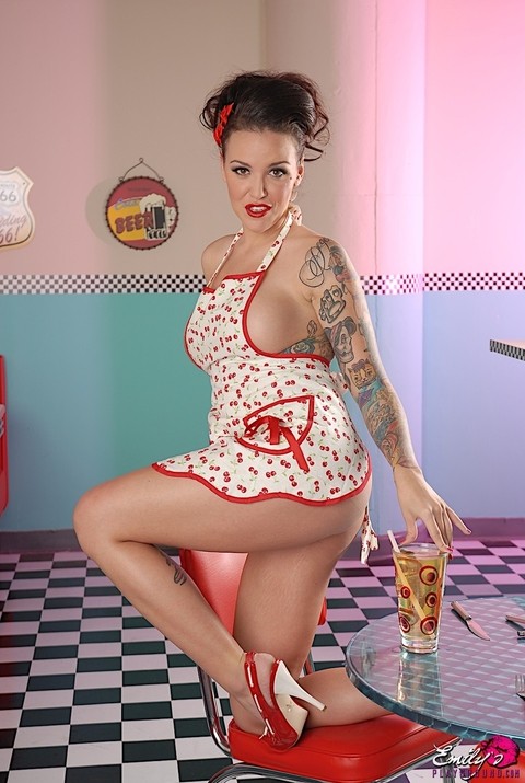 Tattooed waitress Emily Parker doffs an apron to pose totally nude in a diner | Фото 8