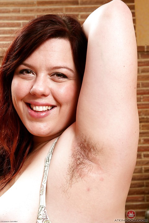 Mature hirsute woman flaunting furry underarms and large natural boobs | Фото 4