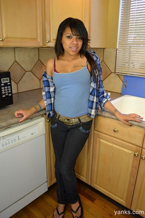 Amateur ebony teen Kimberly Marie stimulates her black clitoris in the kitchen | Фото 1