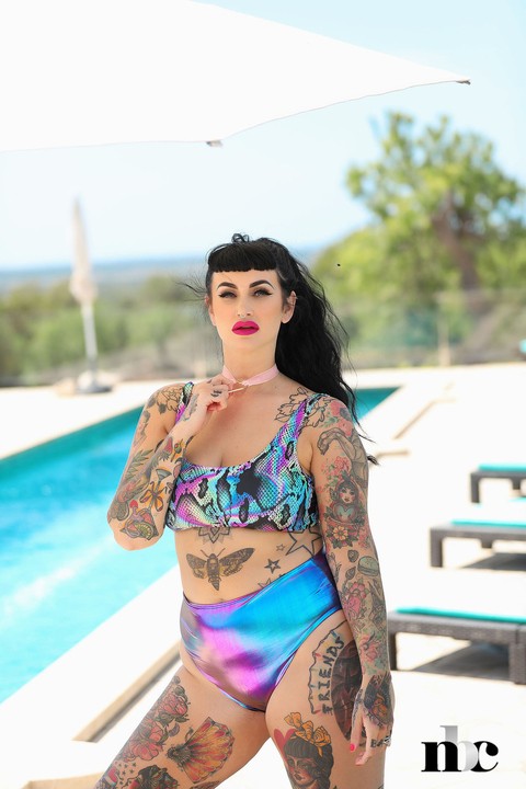 Inked fatty Cherrie Pie loses her bra and undies and flaunts her hot curves | Фото 6