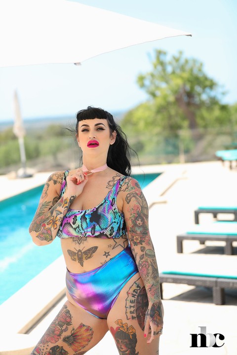 Inked fatty Cherrie Pie loses her bra and undies and flaunts her hot curves | Фото 7