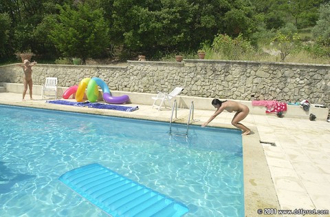 All natural babes Stacy Silver & Serena licking each other's muffs in the pool | Фото 10