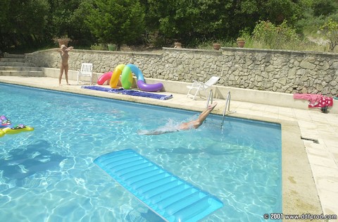 All natural babes Stacy Silver & Serena licking each other's muffs in the pool | Фото 11