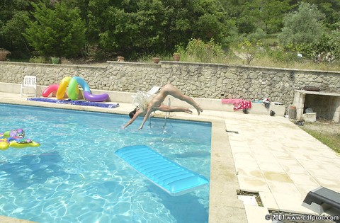 All natural babes Stacy Silver & Serena licking each other's muffs in the pool | Фото 13