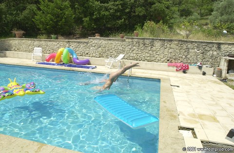 All natural babes Stacy Silver & Serena licking each other's muffs in the pool | Фото 14