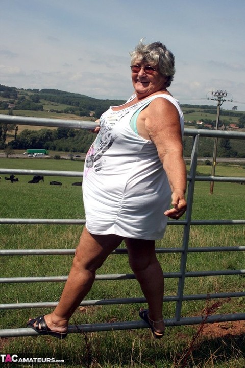 Old British woman Grandma Libby exposes herself next to a field of cattle | Фото 2