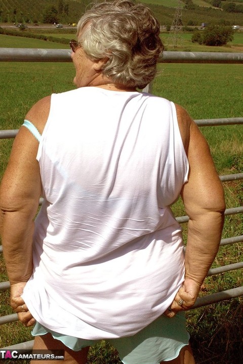 Old British woman Grandma Libby exposes herself next to a field of cattle | Фото 20