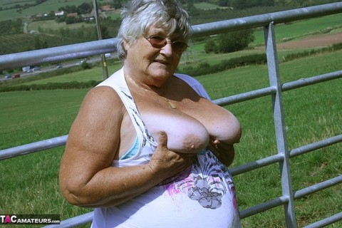 Old British woman Grandma Libby exposes herself next to a field of cattle | Фото 5