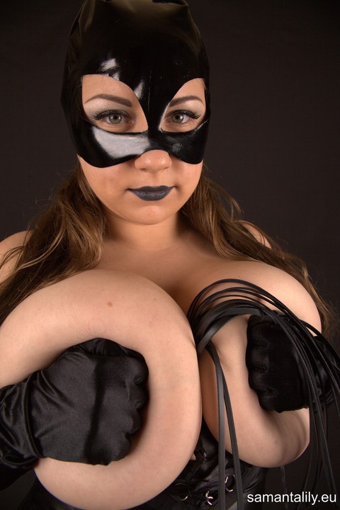 Curvy MILF in a Catwoman mask Samanta Lily pulls out her great big boobs | Фото 11