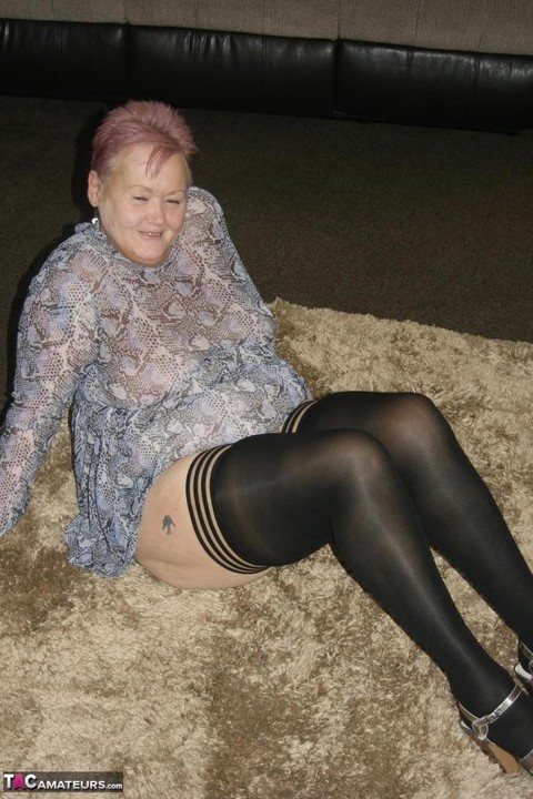 Old fatty Valgasmic Exposed exposes her huge ass in black stockings and heels | Фото 18