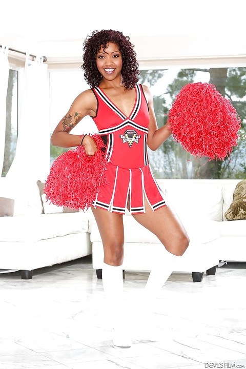 Ebony cheerleader Devils Film is showing all of her tattoos | Фото 3