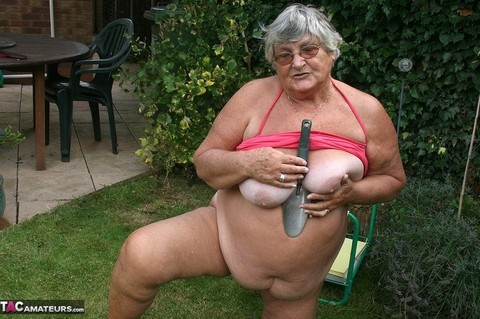 Fat nan Grandma Libby bares her huge ass before licking a nipple in her yard | Фото 19