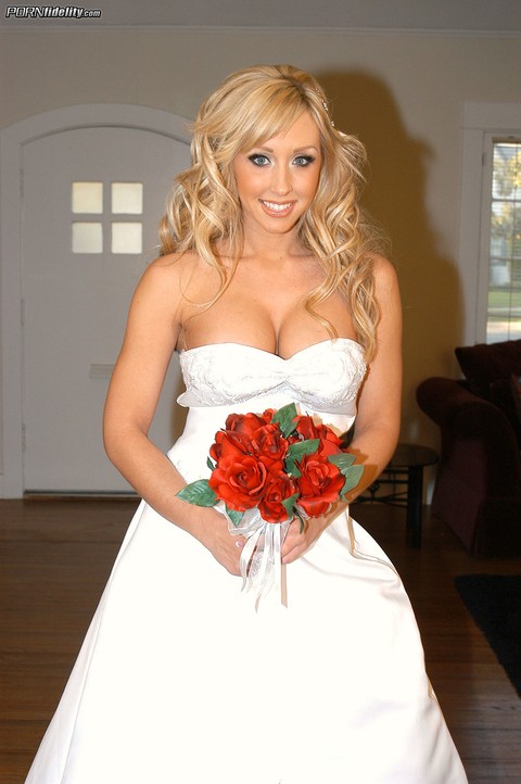 Blue-eyed blonde Jessica Lynn shows her fake tits on her wedding day | Фото 11