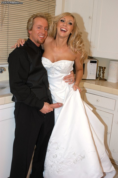 Blue-eyed blonde Jessica Lynn shows her fake tits on her wedding day | Фото 13