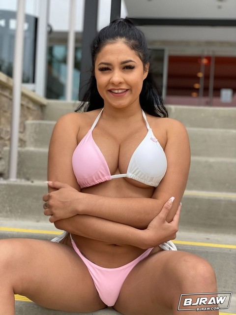 Curvy Latina Serena Santos shows her bubble ass and sucks a dong for a facial | Фото 10