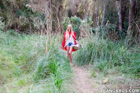 Blonde Red Riding Hood Lexi Lowe bares her big natural tits for the bad wolf | Фото 1