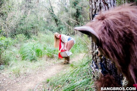 Blonde Red Riding Hood Lexi Lowe bares her big natural tits for the bad wolf | Фото 9