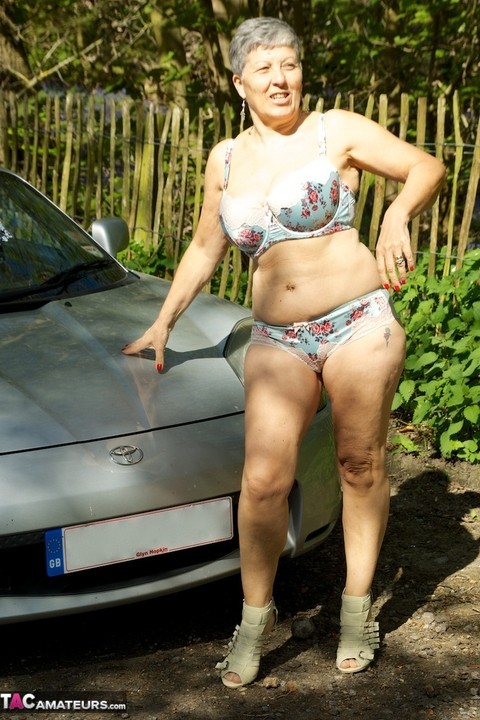 Horny granny Savana peels outdoors to model her big saggy tits on her car | Фото 20