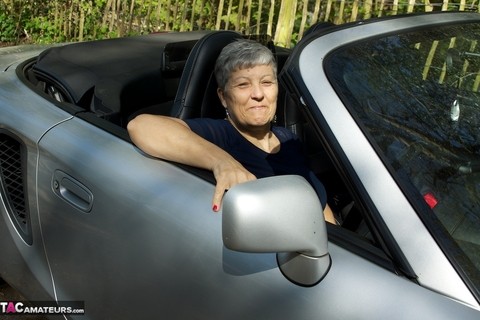 Horny granny Savana peels outdoors to model her big saggy tits on her car | Фото 9