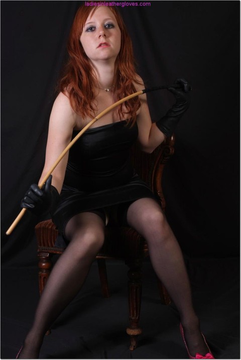 Sexy redhead flexes a cane before touching her tight slit with leather gloves | Фото 1