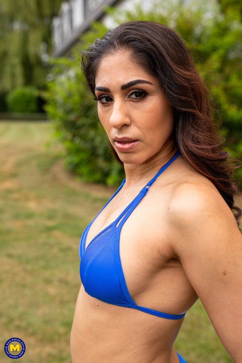 Brunette wife Sahara Knite strips her blue bikini & spreads her pussy outside | Фото 4