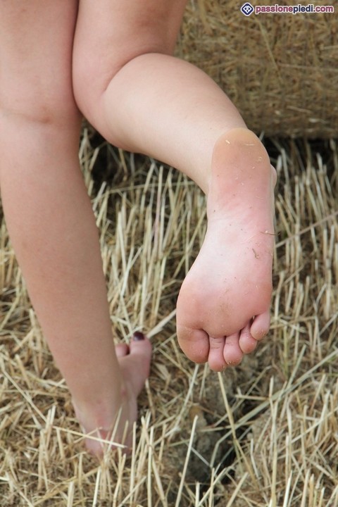 Inked redhead Thena puts her bare feet on display next to a round bale of hay | Фото 6