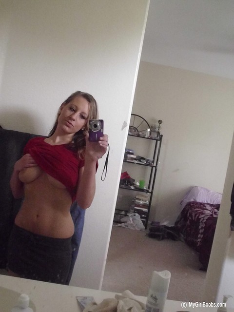 Busty amateur Lizzy takes self shots of her boobs and booty in a mirror | Фото 6