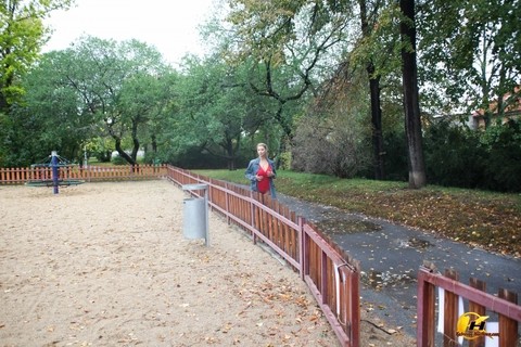 Blonde amateur Katerina Hartlova looses her knockers at a playground area | Фото 1