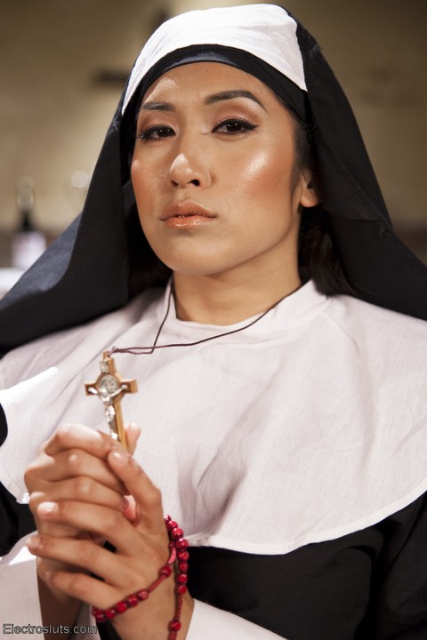 Kinky Asian nun Mia Li and horny Sophia Locke undress and pose in lingerie | Фото 1