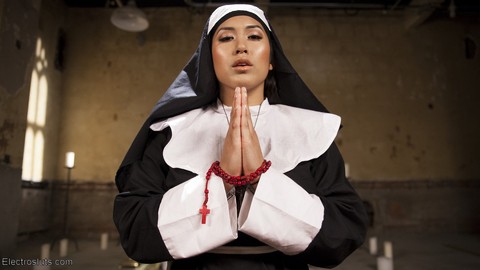 Kinky Asian nun Mia Li and horny Sophia Locke undress and pose in lingerie | Фото 2