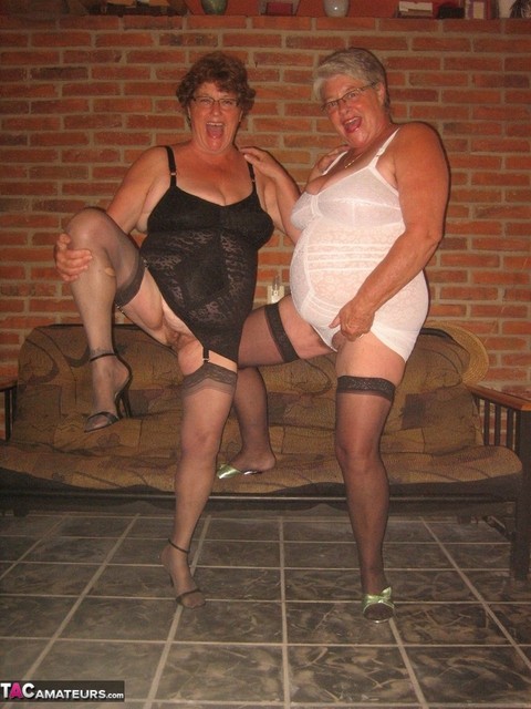 Fat nan Girdle Goddess and her lesbian lover expose their snatches on a sofa | Фото 13