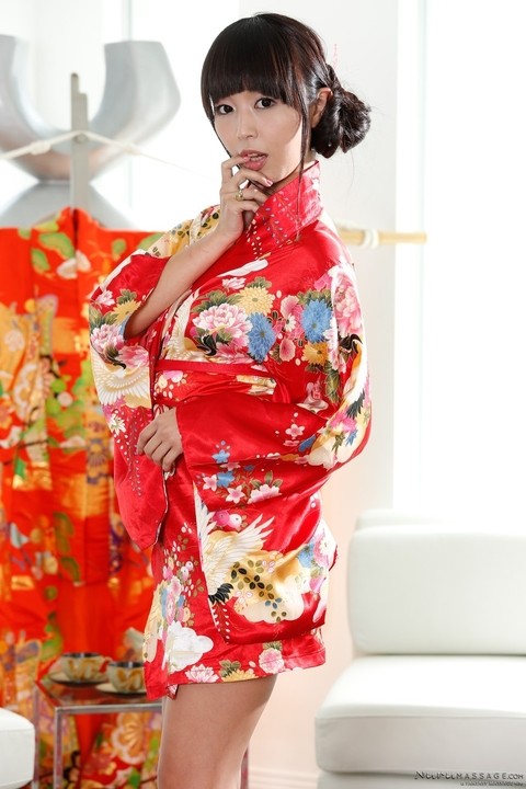 Japanese brunette woman Marica Hase takes off her kimono and shows off | Фото 3