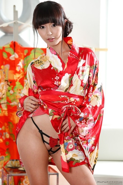 Japanese brunette woman Marica Hase takes off her kimono and shows off | Фото 6