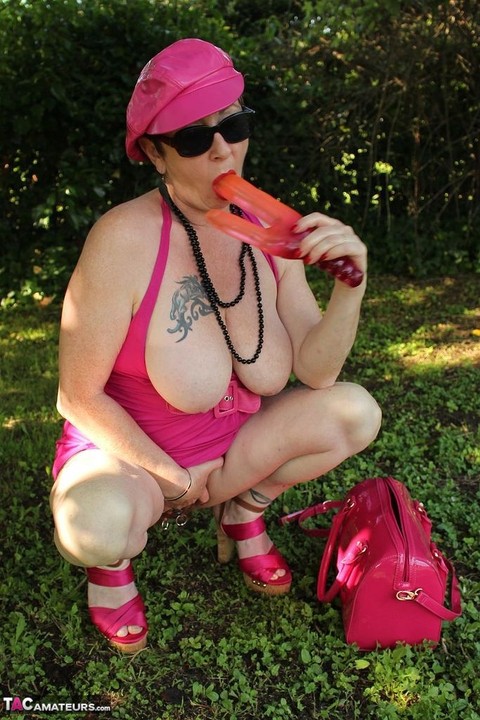 Older amateur Mary Bitch dildos her natural pussy in the shade on a lawn | Фото 12