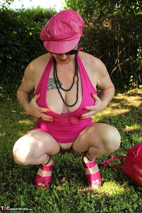 Older amateur Mary Bitch dildos her natural pussy in the shade on a lawn | Фото 2