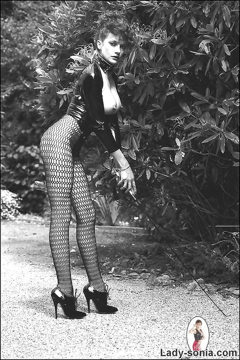 Leggy lady in fetish outfit exposing her boobs in vintage photo set | Фото 14