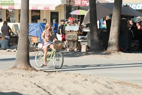 Older blonde babe Stevie Lix letting boobs free from bikini on beach | Фото 8