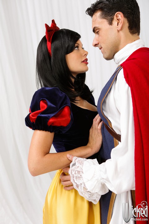 Big titted pornstar Riley Steele gets fucked hardcore as Snow White | Фото 10