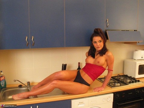 Amateur model Susy Rocks exposes her enhanced tits in a kitchen | Фото 14