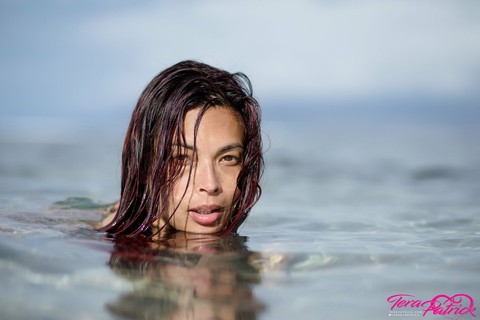 Asian chick Tera Patrick models in the ocean while wearing a gold bikini | Фото 8