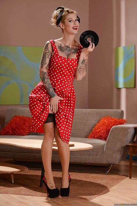 Blonde babe Kleio Valentien removes summer dress to expose tattoos | Фото 4